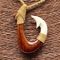 Mangai (anzuelo) | Hueso y Madera | Con cordón ajustable Mangai (anzuelo) | Hueso y Madera | Con cordón ajustable