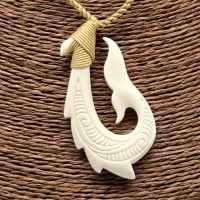 Mangai con cola de ballena (anzuelo) | Hueso Tallado | Tribal con cordón ajustable Mangai con cola de ballena (anzuelo) | Hueso Tallado | Tribal con cordón ajustable