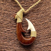 Mangai (anzuelo) | Hueso y Madera | Con cordón ajustable Mangai (anzuelo) | Hueso y Madera | Con cordón ajustable