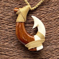 Mangai (anzuelo) | Hueso y Madera | Con cordón ajustable Mangai (anzuelo) | Hueso y Madera | Con cordón ajustable
