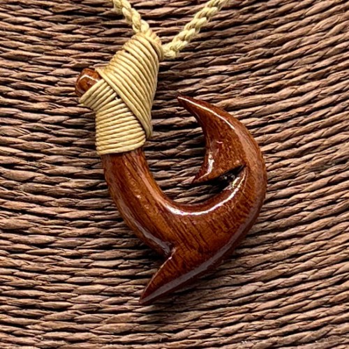 Mangai (anzuelo) | Madera| Con cordón ajustable Mangai (anzuelo) | Madera| Con cordón ajustable