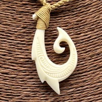 Mangai (anzuelo) | Hueso Tallado | Tribal con cordón ajustable Mangai (anzuelo) | Hueso Tallado | Tribal con cordón ajustable