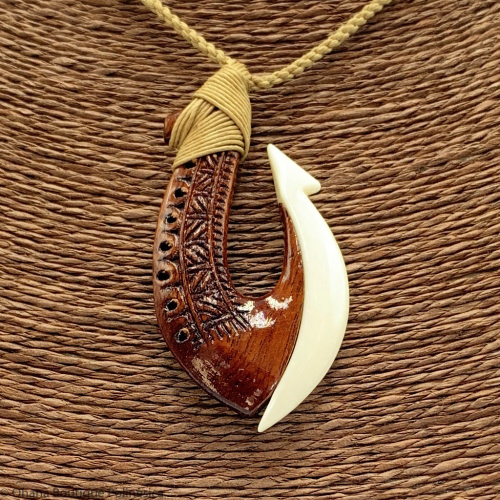 Mangai (anzuelo) | Hueso y Madera XL| Tallado con cordón ajustable Mangai (anzuelo) | Hueso y Madera XL| Tallado con cordón ajustable