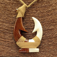 Mangai (anzuelo) | Hueso y Madera XL | Con cordón ajustable Mangai (anzuelo) | Hueso y Madera XL | Con cordón ajustable
